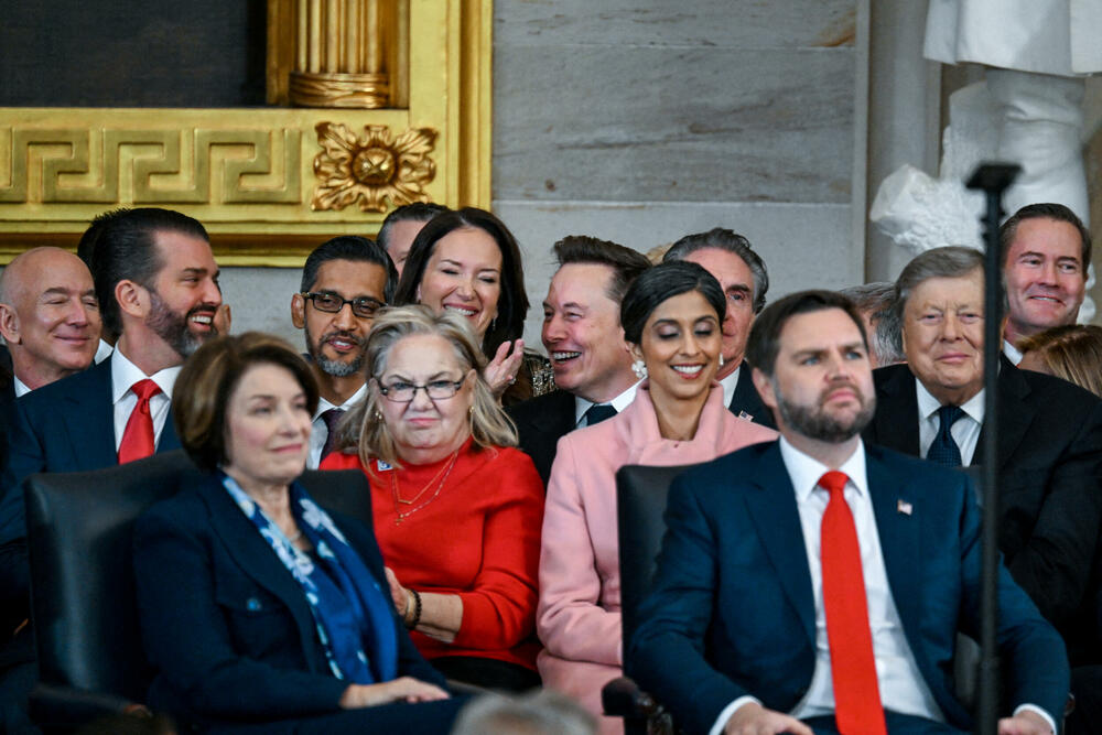 <p>Donald Tramp preuzeo je juče dužnost predsjednika SAD nakon ceremonije inauguracije koja je održana unutar zgrade Kapitola zbog niskih temperatura.</p>  <p>Brojni tehnološki lideri koji su nastojali da pridobiju naklonost nove administracije - uključujući trojicu najbogatijih ljudi na svijetu - imali su istaknuta mjesta na bini, pored nominovanih članova kabineta i članova Trampove porodice. Prisutni su bili i bivši predsjednici Barak Obama, Džordž Buš, Bil Klinton,odlazeći Bajden i njegova potpredsjednica Kamala Haris, koja je izgubila od Trampa u novembru.</p>  <p>Pogledajte kako je protekla inauguracija kroz objektive Rojtersovih fotoreportera.</p>