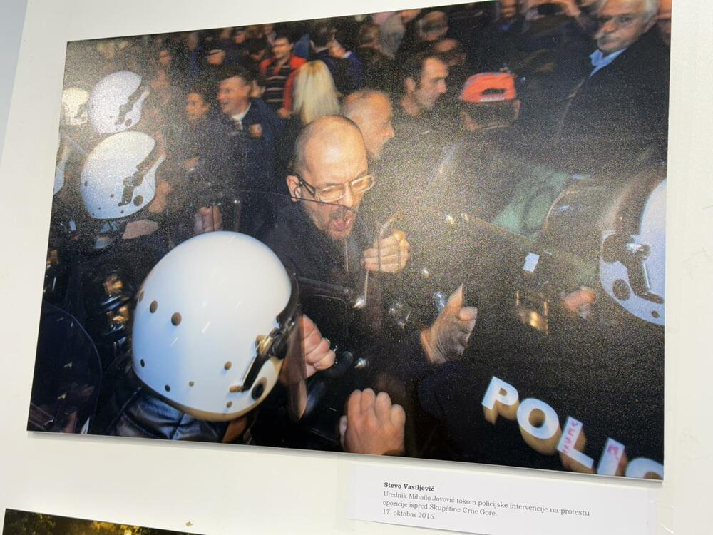 <p>Izložba "Iz kadra u kadar: Priče o novinarstvu" otvorena je u Kulturno informativnom centru (KIC) "Budo Tomović" u Podgorici</p>