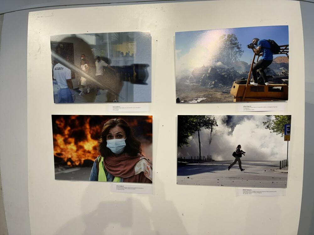 <p>Izložba "Iz kadra u kadar: Priče o novinarstvu" otvorena je u Kulturno informativnom centru (KIC) "Budo Tomović" u Podgorici</p>