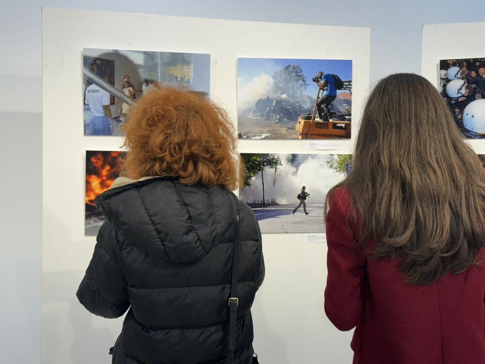 <p>Izložba "Iz kadra u kadar: Priče o novinarstvu" otvorena je u Kulturno informativnom centru (KIC) "Budo Tomović" u Podgorici</p>