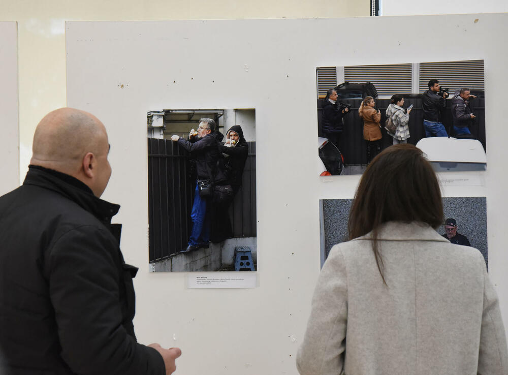 <p>Izložba "Iz kadra u kadar: Priče o novinarstvu" otvorena je u Kulturno informativnom centru (KIC) "Budo Tomović" u Podgorici</p>