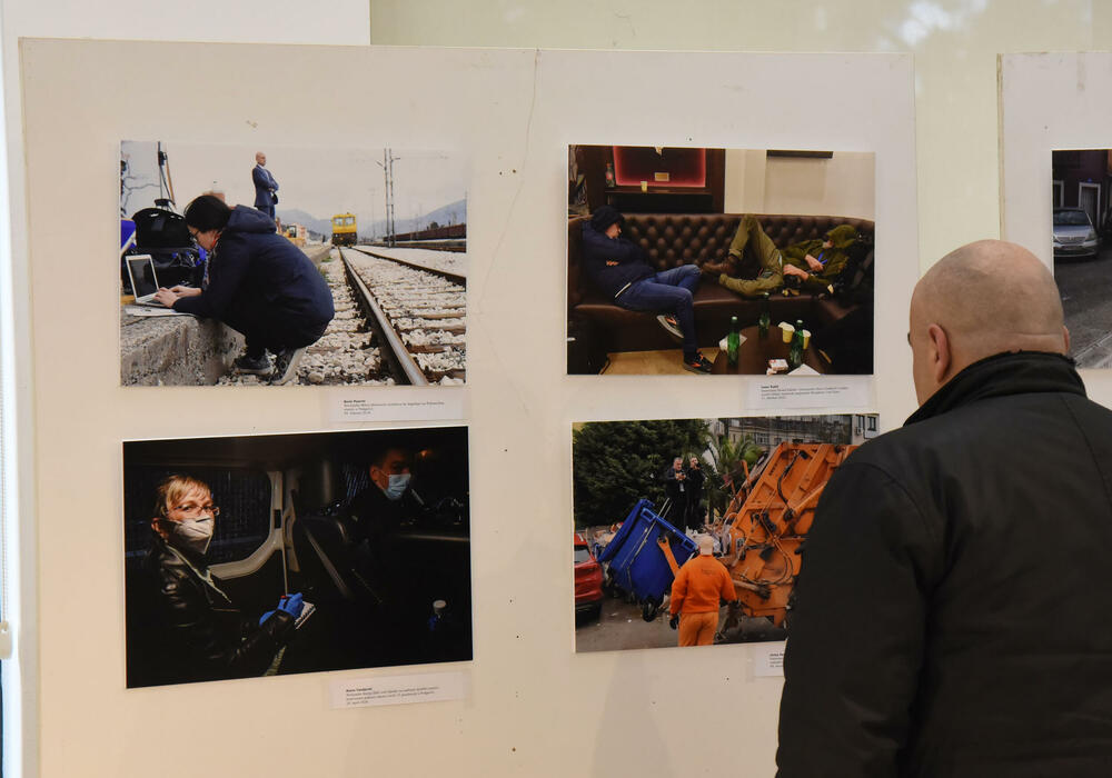 <p>Izložba "Iz kadra u kadar: Priče o novinarstvu" otvorena je u Kulturno informativnom centru (KIC) "Budo Tomović" u Podgorici</p>