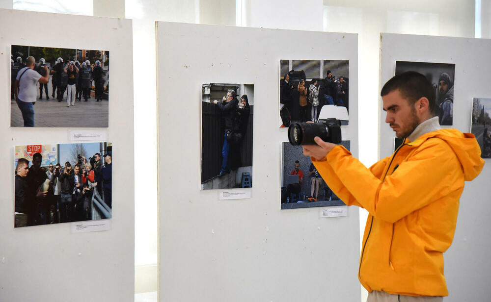 <p>Izložba "Iz kadra u kadar: Priče o novinarstvu" otvorena je u Kulturno informativnom centru (KIC) "Budo Tomović" u Podgorici</p>