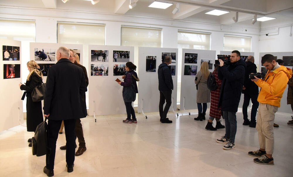 <p>Izložba "Iz kadra u kadar: Priče o novinarstvu" otvorena je u Kulturno informativnom centru (KIC) "Budo Tomović" u Podgorici</p>