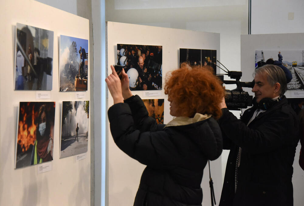 <p>Izložba "Iz kadra u kadar: Priče o novinarstvu" otvorena je u Kulturno informativnom centru (KIC) "Budo Tomović" u Podgorici</p>