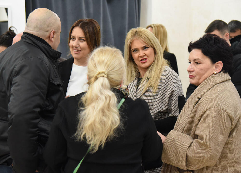 <p>Izložba "Iz kadra u kadar: Priče o novinarstvu" otvorena je u Kulturno informativnom centru (KIC) "Budo Tomović" u Podgorici</p>