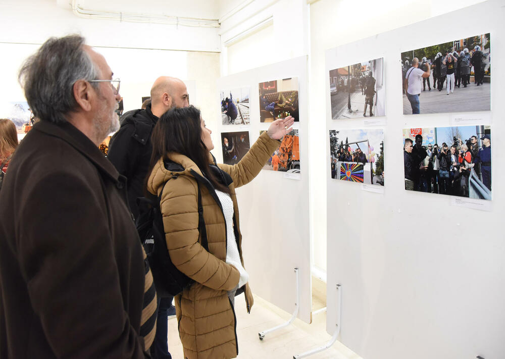 <p>Izložba "Iz kadra u kadar: Priče o novinarstvu" otvorena je u Kulturno informativnom centru (KIC) "Budo Tomović" u Podgorici</p>