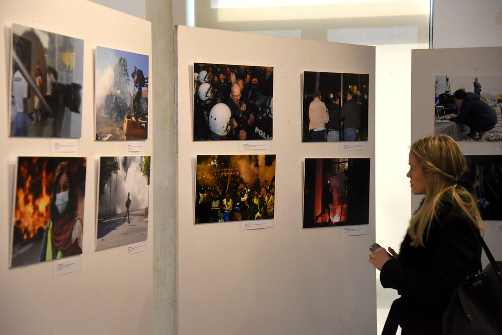 <p>Izložba "Iz kadra u kadar: Priče o novinarstvu" otvorena je u Kulturno informativnom centru (KIC) "Budo Tomović" u Podgorici</p>