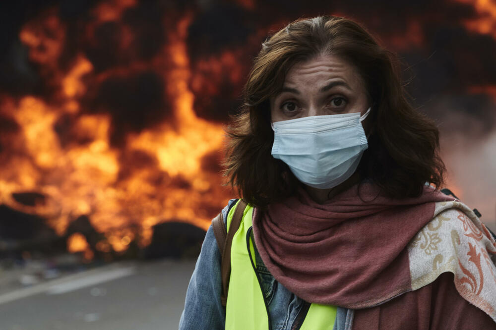 Novinarka Olivera Nikolić prolazi pored zapaljenih barikada na Kruševom ždrijelu tokom nereda na Cetinju, 5. septembar 2021. godine, Foto: Stevo Vasiljević