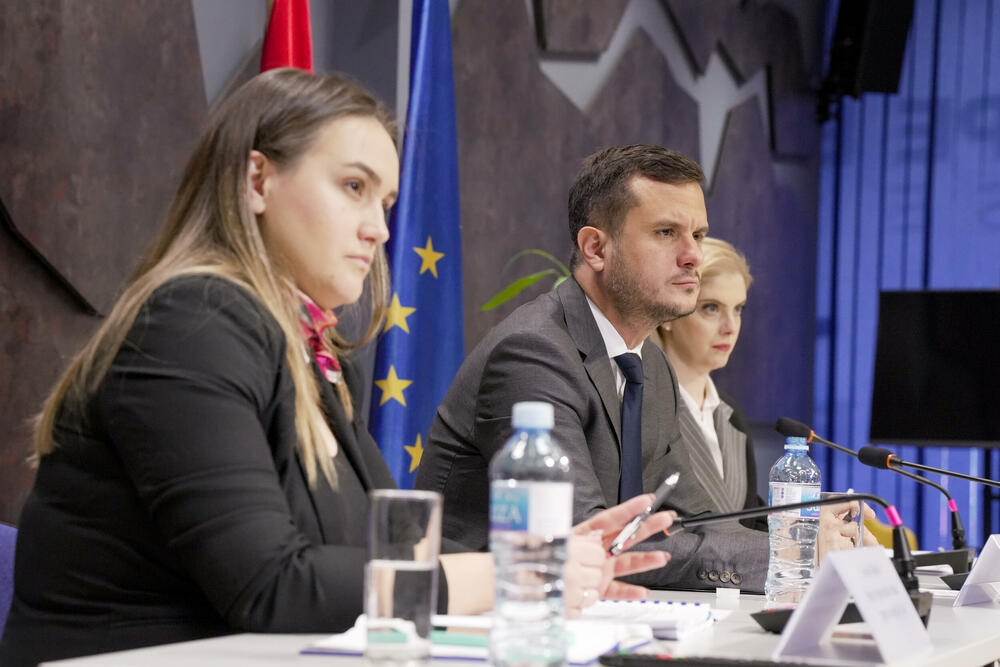 <p>Glavni pregovarač Crne Gore sa Evropskom unijom (EU) Predrag Zenović poručio je da je zajednički cilj da se kroz otvoreni dijalog i konstruktivne predloge NVO doprinese jačanju napora državne uprave u oblasti vladavine prava, kao i osiguravanju šireg društvenog konsenzusa povodom najvažnijih društvenih pitanja</p>