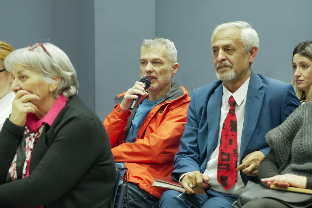 <p>Glavni pregovarač Crne Gore sa Evropskom unijom (EU) Predrag Zenović poručio je da je zajednički cilj da se kroz otvoreni dijalog i konstruktivne predloge NVO doprinese jačanju napora državne uprave u oblasti vladavine prava, kao i osiguravanju šireg društvenog konsenzusa povodom najvažnijih društvenih pitanja</p>