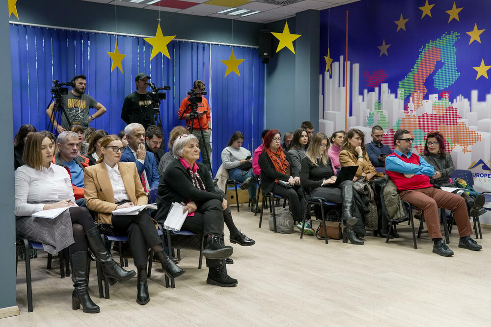 <p>Glavni pregovarač Crne Gore sa Evropskom unijom (EU) Predrag Zenović poručio je da je zajednički cilj da se kroz otvoreni dijalog i konstruktivne predloge NVO doprinese jačanju napora državne uprave u oblasti vladavine prava, kao i osiguravanju šireg društvenog konsenzusa povodom najvažnijih društvenih pitanja</p>