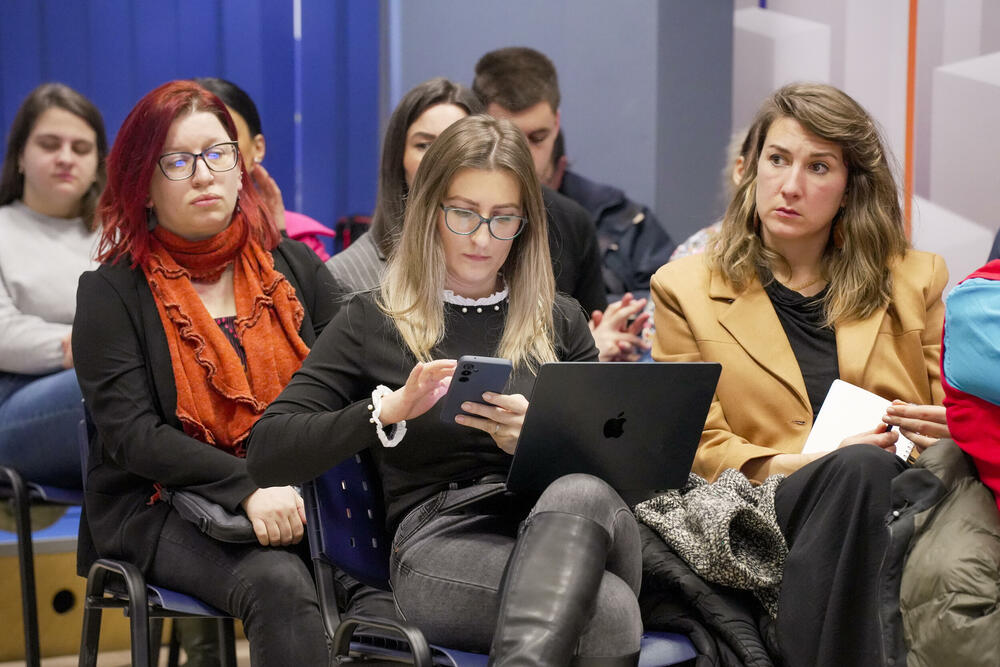 <p>Glavni pregovarač Crne Gore sa Evropskom unijom (EU) Predrag Zenović poručio je da je zajednički cilj da se kroz otvoreni dijalog i konstruktivne predloge NVO doprinese jačanju napora državne uprave u oblasti vladavine prava, kao i osiguravanju šireg društvenog konsenzusa povodom najvažnijih društvenih pitanja</p>