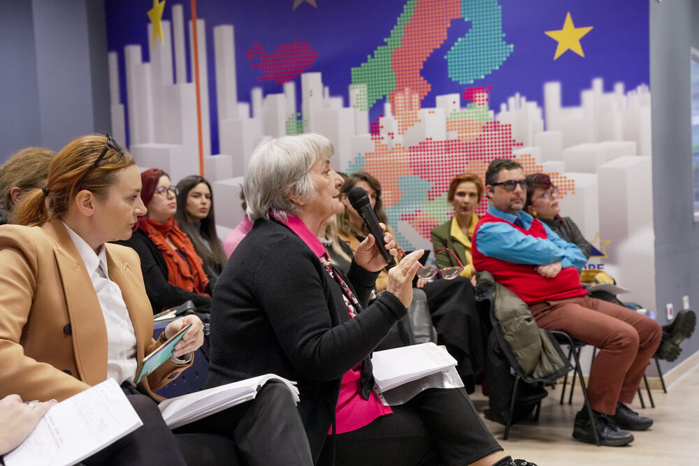 <p>Glavni pregovarač Crne Gore sa Evropskom unijom (EU) Predrag Zenović poručio je da je zajednički cilj da se kroz otvoreni dijalog i konstruktivne predloge NVO doprinese jačanju napora državne uprave u oblasti vladavine prava, kao i osiguravanju šireg društvenog konsenzusa povodom najvažnijih društvenih pitanja</p>