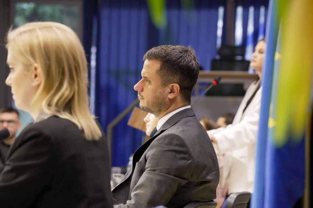 <p>Glavni pregovarač Crne Gore sa Evropskom unijom (EU) Predrag Zenović poručio je da je zajednički cilj da se kroz otvoreni dijalog i konstruktivne predloge NVO doprinese jačanju napora državne uprave u oblasti vladavine prava, kao i osiguravanju šireg društvenog konsenzusa povodom najvažnijih društvenih pitanja</p>