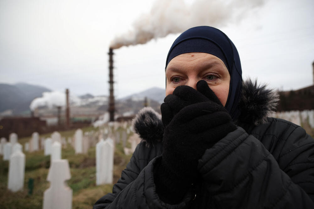 Edita Sisic prolazi pored groblja u Tetovu koje se nalazi u blizini čeličane