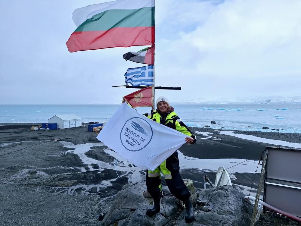 Vesna Mačić sa zastavom Instituta