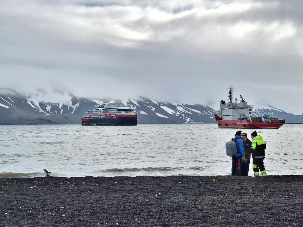 Istraživački brodovi u daljini