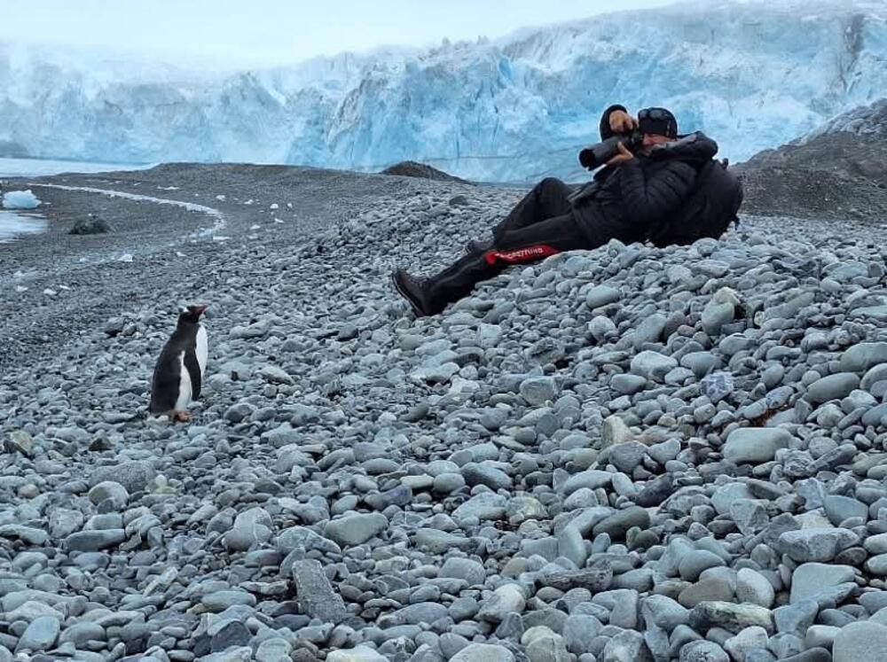 <p>Prva crnogorska naučnica koja je boravila i istraživala na području dalekog kontinenta na južnoj hemisferi o ljepoti divljine koja oduzima dah, solidarnosti među istraživačima, ali i o pronađenoj mikroplastici koja ne daje nadu da će taj do sada nezagađeni dio planete takav i ostati</p>