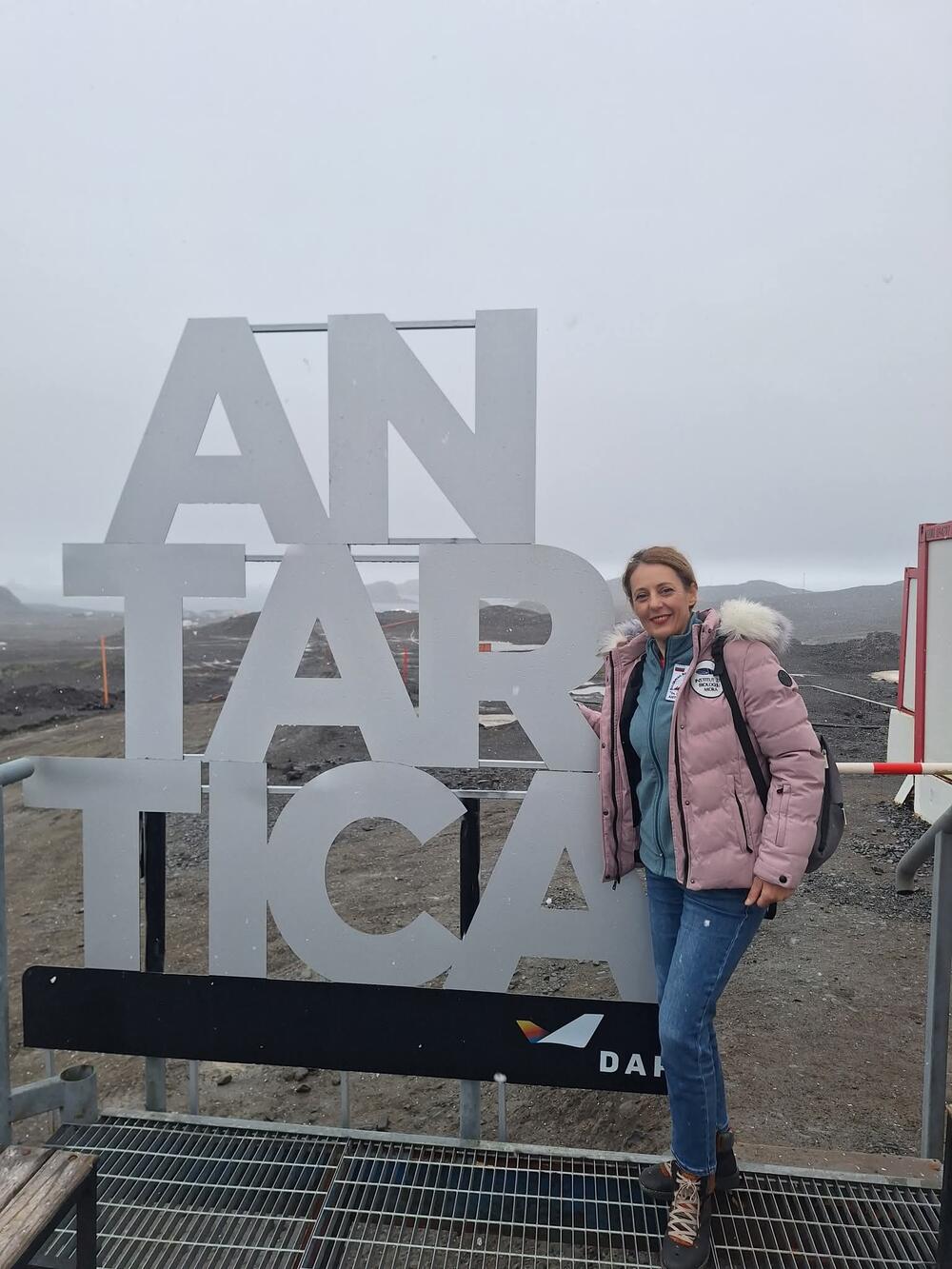 <p>Prva crnogorska naučnica koja je boravila i istraživala na području dalekog kontinenta na južnoj hemisferi o ljepoti divljine koja oduzima dah, solidarnosti među istraživačima, ali i o pronađenoj mikroplastici koja ne daje nadu da će taj do sada nezagađeni dio planete takav i ostati</p>