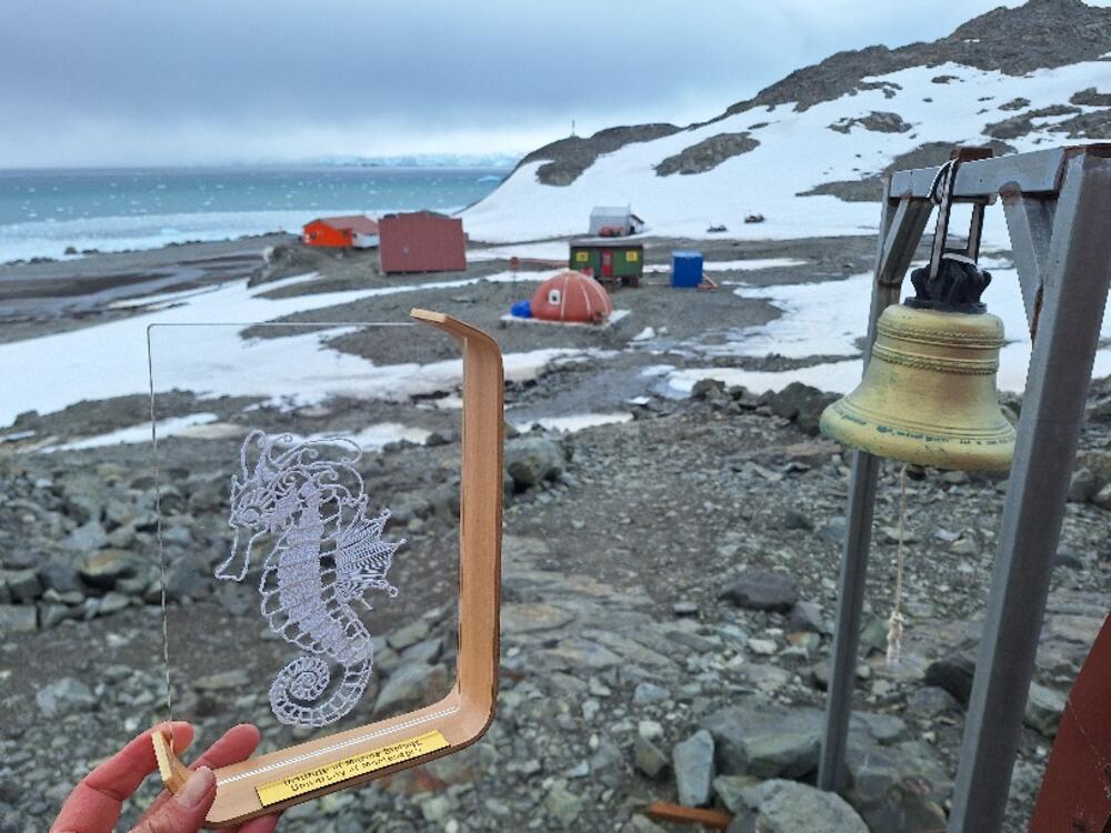 <p>Prva crnogorska naučnica koja je boravila i istraživala na području dalekog kontinenta na južnoj hemisferi o ljepoti divljine koja oduzima dah, solidarnosti među istraživačima, ali i o pronađenoj mikroplastici koja ne daje nadu da će taj do sada nezagađeni dio planete takav i ostati</p>