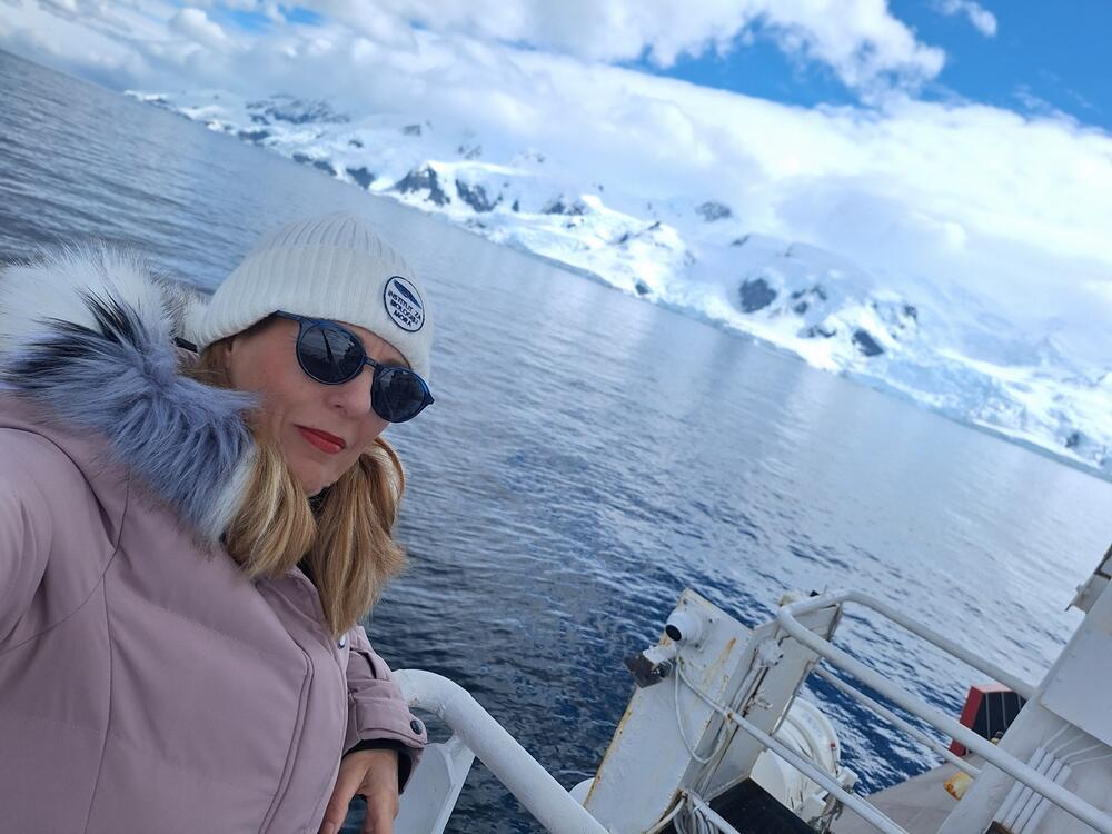 <p>Prva crnogorska naučnica koja je boravila i istraživala na području dalekog kontinenta na južnoj hemisferi o ljepoti divljine koja oduzima dah, solidarnosti među istraživačima, ali i o pronađenoj mikroplastici koja ne daje nadu da će taj do sada nezagađeni dio planete takav i ostati</p>