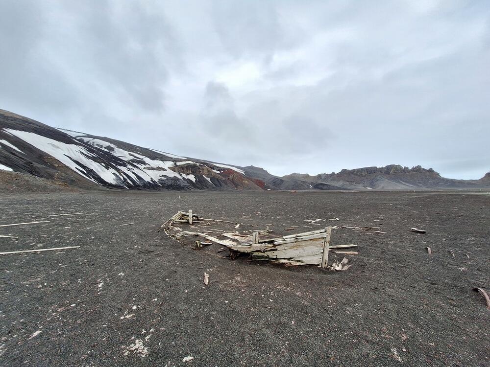 <p>Prva crnogorska naučnica koja je boravila i istraživala na području dalekog kontinenta na južnoj hemisferi o ljepoti divljine koja oduzima dah, solidarnosti među istraživačima, ali i o pronađenoj mikroplastici koja ne daje nadu da će taj do sada nezagađeni dio planete takav i ostati</p>