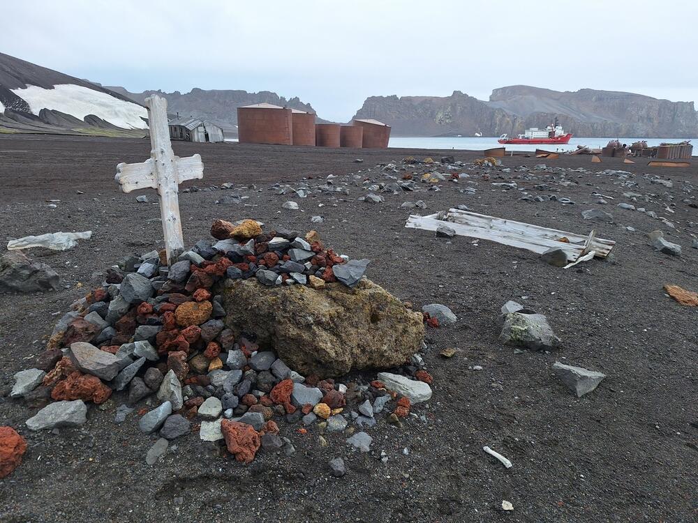 <p>Prva crnogorska naučnica koja je boravila i istraživala na području dalekog kontinenta na južnoj hemisferi o ljepoti divljine koja oduzima dah, solidarnosti među istraživačima, ali i o pronađenoj mikroplastici koja ne daje nadu da će taj do sada nezagađeni dio planete takav i ostati</p>