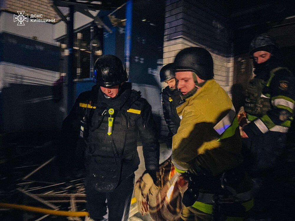 <p>U napadu je oštećena višespratna stambena zgrada, osam privatnih kuća, komercijalne zgrade i nekoliko privatnih automobila, saopštili su kijevski regionalni zvaničnici</p>