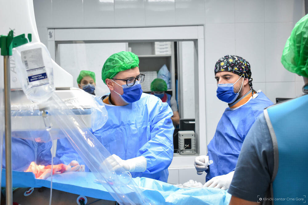 <p>"U pitanju je nova vrsta pejsmejkera, sprovodnog sistema srca. Ovi aparati srčanom mišiću isporučuju električne impulse na način koji mnogo više odgovara prirodnom srčanom radu u odnosu na standardne pejsmejkere. Ugrađuje se ispod kože u grudnom dijelu kod pacijenata koji imaju ekstremno usporen srčani rad", ističe se u saopštenju KCCG</p>