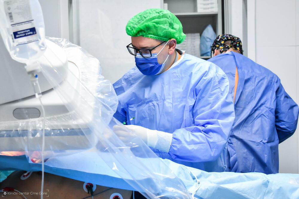 <p>"U pitanju je nova vrsta pejsmejkera, sprovodnog sistema srca. Ovi aparati srčanom mišiću isporučuju električne impulse na način koji mnogo više odgovara prirodnom srčanom radu u odnosu na standardne pejsmejkere. Ugrađuje se ispod kože u grudnom dijelu kod pacijenata koji imaju ekstremno usporen srčani rad", ističe se u saopštenju KCCG</p>