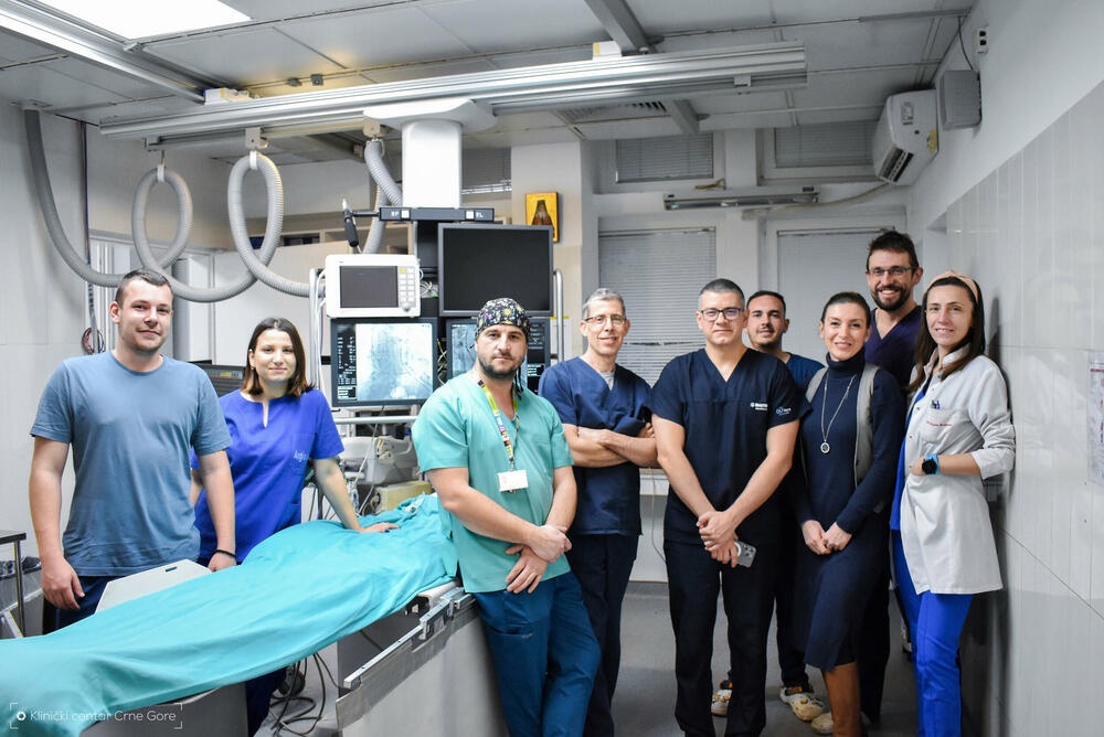 <p>"U pitanju je nova vrsta pejsmejkera, sprovodnog sistema srca. Ovi aparati srčanom mišiću isporučuju električne impulse na način koji mnogo više odgovara prirodnom srčanom radu u odnosu na standardne pejsmejkere. Ugrađuje se ispod kože u grudnom dijelu kod pacijenata koji imaju ekstremno usporen srčani rad", ističe se u saopštenju KCCG</p>