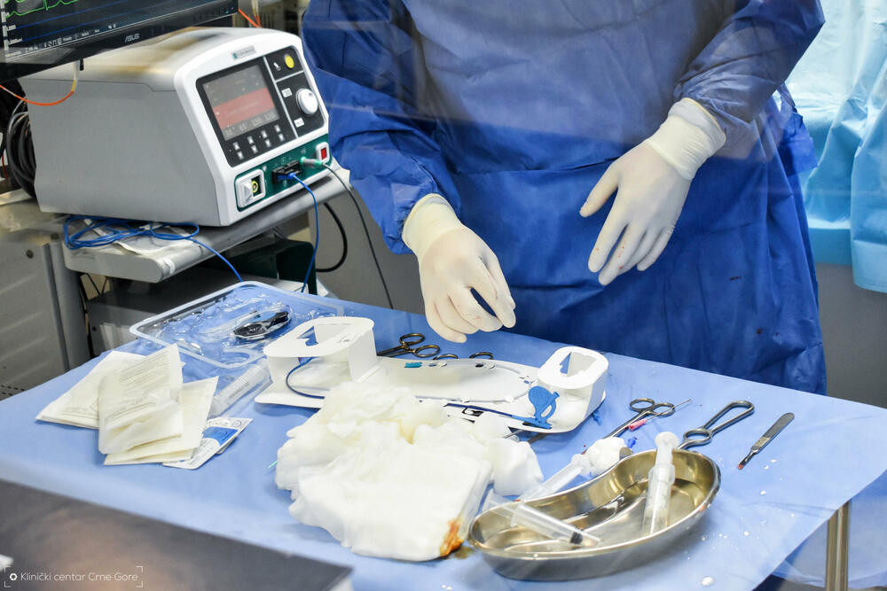 <p>"U pitanju je nova vrsta pejsmejkera, sprovodnog sistema srca. Ovi aparati srčanom mišiću isporučuju električne impulse na način koji mnogo više odgovara prirodnom srčanom radu u odnosu na standardne pejsmejkere. Ugrađuje se ispod kože u grudnom dijelu kod pacijenata koji imaju ekstremno usporen srčani rad", ističe se u saopštenju KCCG</p>