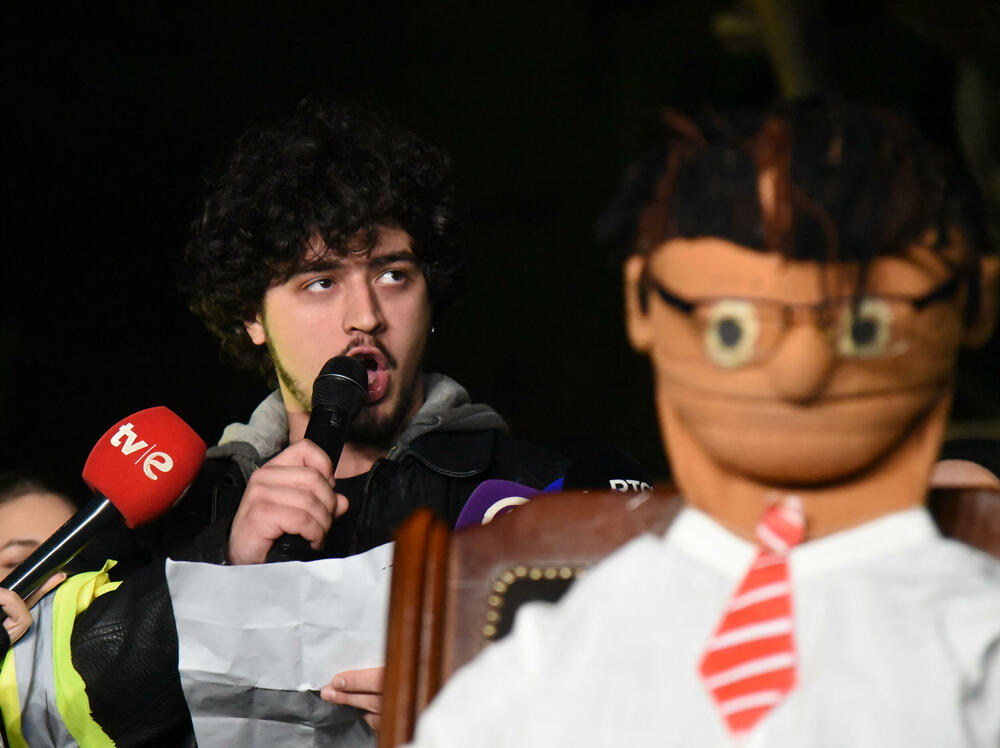 <p>Večeras je u Podgorici održan protest neformalne grupe studenata “Kamo Śutra?” povodom tragedije na Cetinju.</p>  <p>Studenti su poručili da ukoliko njihovi zahtjevi ne budu ispunjeni da su spremni na građansku neposlušnost</p>