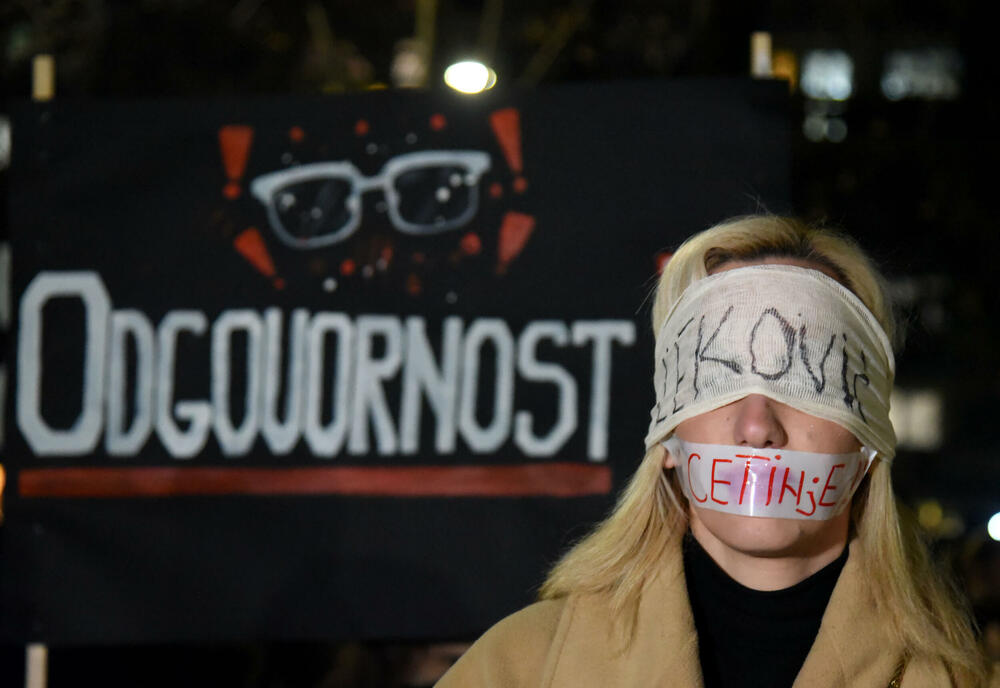 <p>Večeras je u Podgorici održan protest neformalne grupe studenata “Kamo Śutra?” povodom tragedije na Cetinju.</p>  <p>Studenti su poručili da ukoliko njihovi zahtjevi ne budu ispunjeni da su spremni na građansku neposlušnost</p>