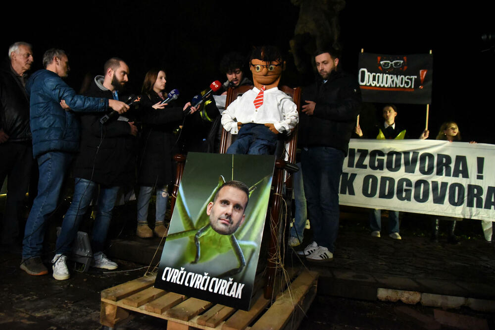 <p>Večeras je u Podgorici održan protest neformalne grupe studenata “Kamo Śutra?” povodom tragedije na Cetinju.</p>  <p>Studenti su poručili da ukoliko njihovi zahtjevi ne budu ispunjeni da su spremni na građansku neposlušnost</p>