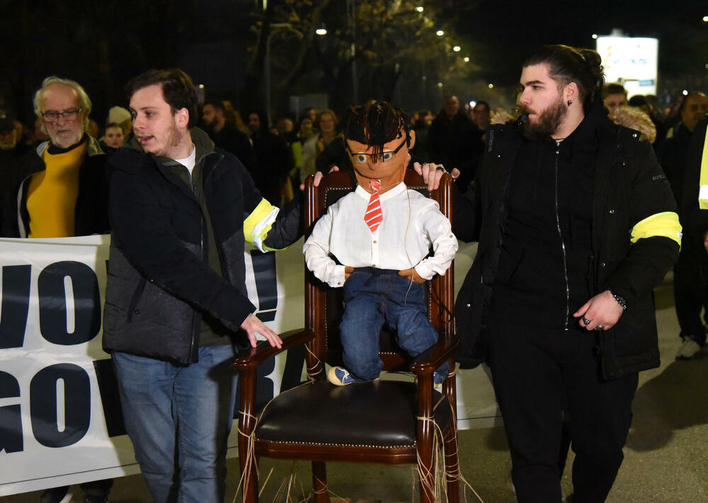 <p>Večeras je u Podgorici održan protest neformalne grupe studenata “Kamo Śutra?” povodom tragedije na Cetinju.</p>  <p>Studenti su poručili da ukoliko njihovi zahtjevi ne budu ispunjeni da su spremni na građansku neposlušnost</p>