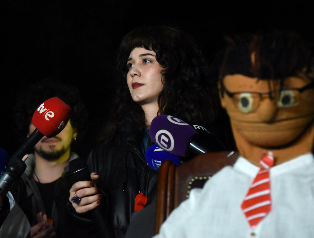 <p>Večeras je u Podgorici održan protest neformalne grupe studenata “Kamo Śutra?” povodom tragedije na Cetinju.</p>  <p>Studenti su poručili da ukoliko njihovi zahtjevi ne budu ispunjeni da su spremni na građansku neposlušnost</p>