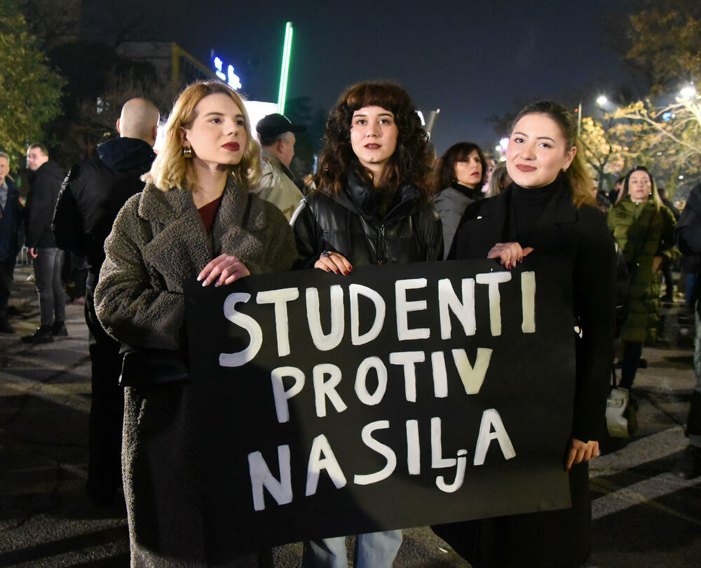 <p>Večeras je u Podgorici održan protest neformalne grupe studenata “Kamo Śutra?” povodom tragedije na Cetinju.</p>  <p>Studenti su poručili da ukoliko njihovi zahtjevi ne budu ispunjeni da su spremni na građansku neposlušnost</p>