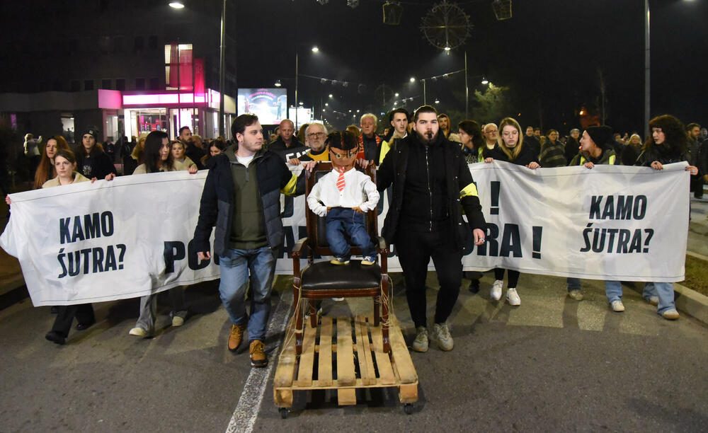 <p>Večeras je u Podgorici održan protest neformalne grupe studenata “Kamo Śutra?” povodom tragedije na Cetinju.</p>  <p>Studenti su poručili da ukoliko njihovi zahtjevi ne budu ispunjeni da su spremni na građansku neposlušnost</p>