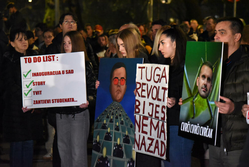 <p>Večeras je u Podgorici održan protest neformalne grupe studenata “Kamo Śutra?” povodom tragedije na Cetinju.</p>  <p>Studenti su poručili da ukoliko njihovi zahtjevi ne budu ispunjeni da su spremni na građansku neposlušnost</p>