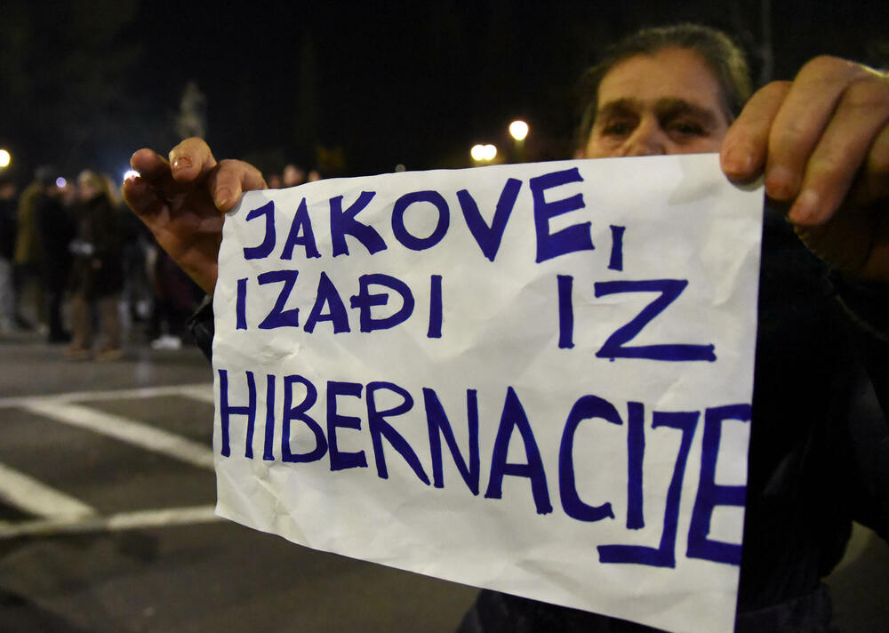 <p>Večeras je u Podgorici održan protest neformalne grupe studenata “Kamo Śutra?” povodom tragedije na Cetinju.</p>  <p>Studenti su poručili da ukoliko njihovi zahtjevi ne budu ispunjeni da su spremni na građansku neposlušnost</p>