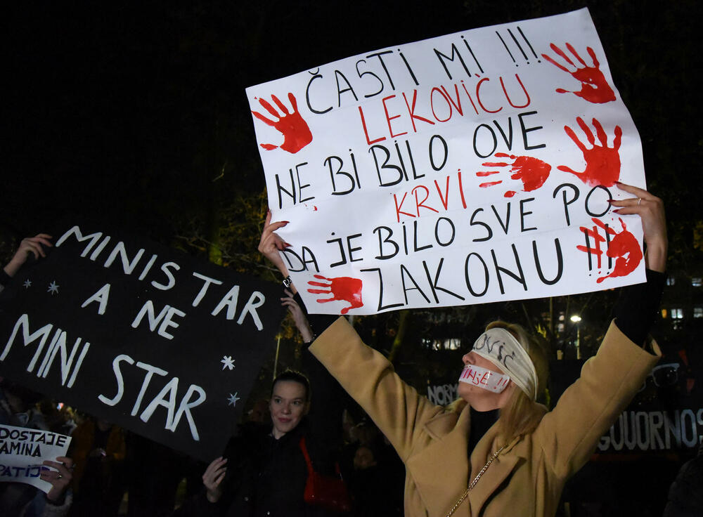 <p>Večeras je u Podgorici održan protest neformalne grupe studenata “Kamo Śutra?” povodom tragedije na Cetinju.</p>  <p>Studenti su poručili da ukoliko njihovi zahtjevi ne budu ispunjeni da su spremni na građansku neposlušnost</p>