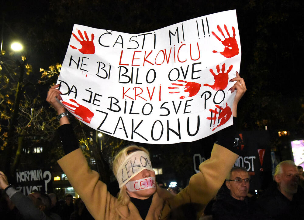 <p>Večeras je u Podgorici održan protest neformalne grupe studenata “Kamo Śutra?” povodom tragedije na Cetinju.</p>  <p>Studenti su poručili da ukoliko njihovi zahtjevi ne budu ispunjeni da su spremni na građansku neposlušnost</p>