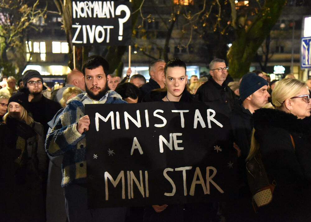 <p>Večeras je u Podgorici održan protest neformalne grupe studenata “Kamo Śutra?” povodom tragedije na Cetinju.</p>  <p>Studenti su poručili da ukoliko njihovi zahtjevi ne budu ispunjeni da su spremni na građansku neposlušnost</p>