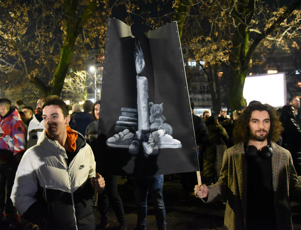 <p>Večeras je u Podgorici održan protest neformalne grupe studenata “Kamo Śutra?” povodom tragedije na Cetinju.</p>  <p>Studenti su poručili da ukoliko njihovi zahtjevi ne budu ispunjeni da su spremni na građansku neposlušnost</p>