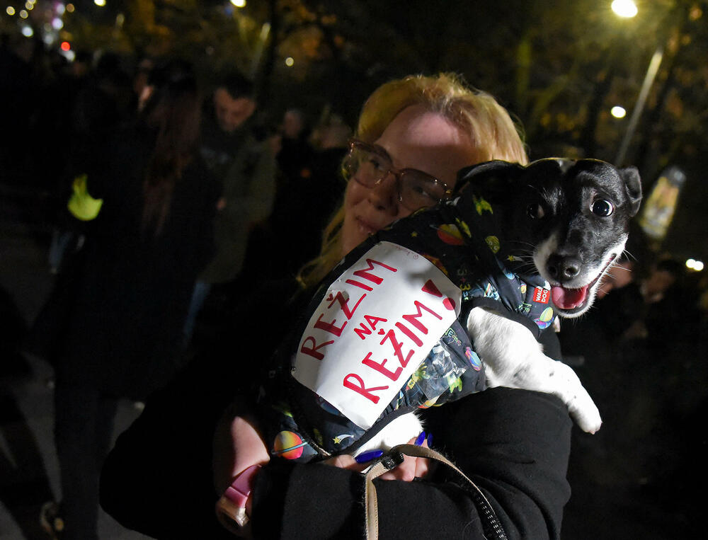 <p>Večeras je u Podgorici održan protest neformalne grupe studenata “Kamo Śutra?” povodom tragedije na Cetinju.</p>  <p>Studenti su poručili da ukoliko njihovi zahtjevi ne budu ispunjeni da su spremni na građansku neposlušnost</p>