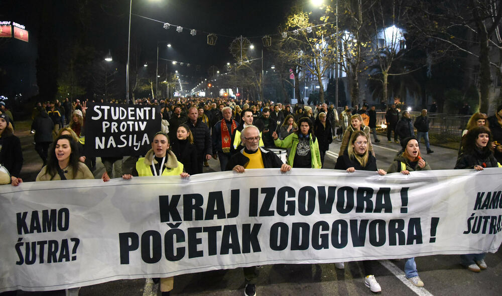 <p>Večeras je u Podgorici održan protest neformalne grupe studenata “Kamo Śutra?” povodom tragedije na Cetinju.</p>  <p>Studenti su poručili da ukoliko njihovi zahtjevi ne budu ispunjeni da su spremni na građansku neposlušnost</p>