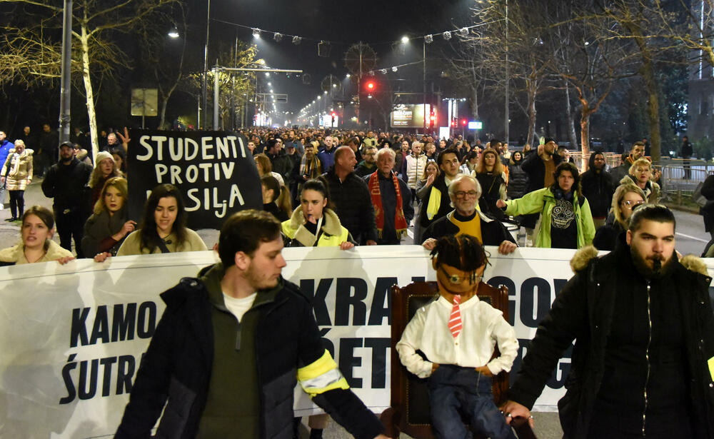 <p>Večeras je u Podgorici održan protest neformalne grupe studenata “Kamo Śutra?” povodom tragedije na Cetinju.</p>  <p>Studenti su poručili da ukoliko njihovi zahtjevi ne budu ispunjeni da su spremni na građansku neposlušnost</p>