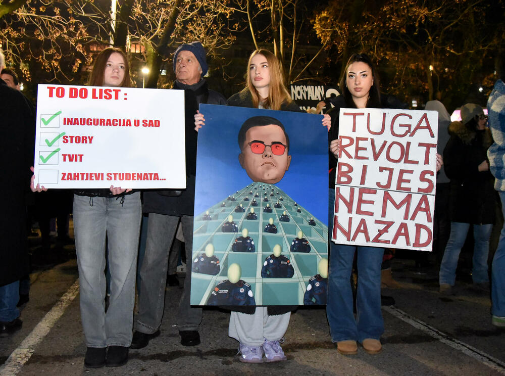 <p>Večeras je u Podgorici održan protest neformalne grupe studenata “Kamo Śutra?” povodom tragedije na Cetinju.</p>  <p>Studenti su poručili da ukoliko njihovi zahtjevi ne budu ispunjeni da su spremni na građansku neposlušnost</p>